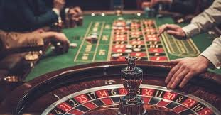 Studio live dealer jam350 menampilkan meja baccarat dengan dealer profesional dan multi-kamera view